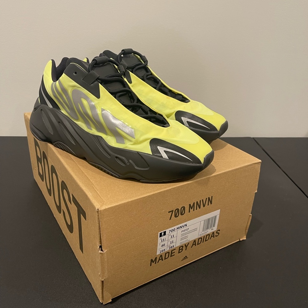 Yeezy, 700 MNVN phosphor size 11 1/2